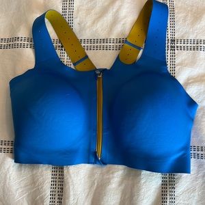 Brooks dare zip run bra. Size 38 DD(E)